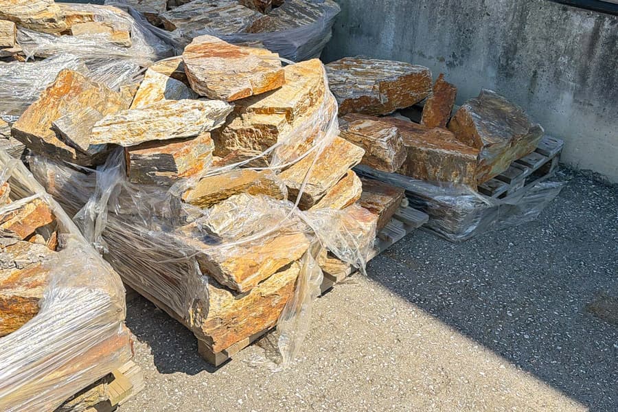 2 Paletten mit Natursteinen